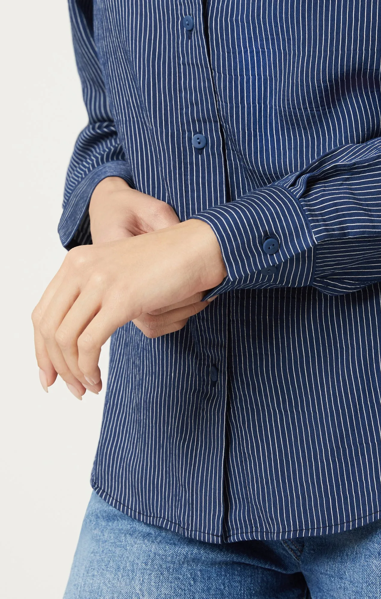 BUTTON-UP LONG SLEEVE SHIRT IN NAVY STRIPED