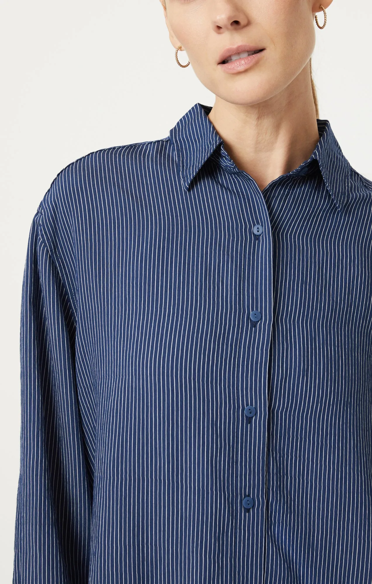 BUTTON-UP LONG SLEEVE SHIRT IN NAVY STRIPED